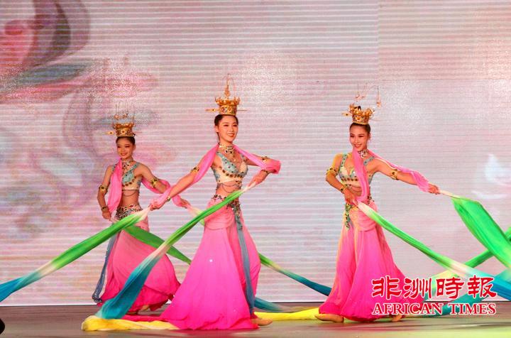 中南大学艺术学院的学生表演民族舞蹈《吉祥飞天》