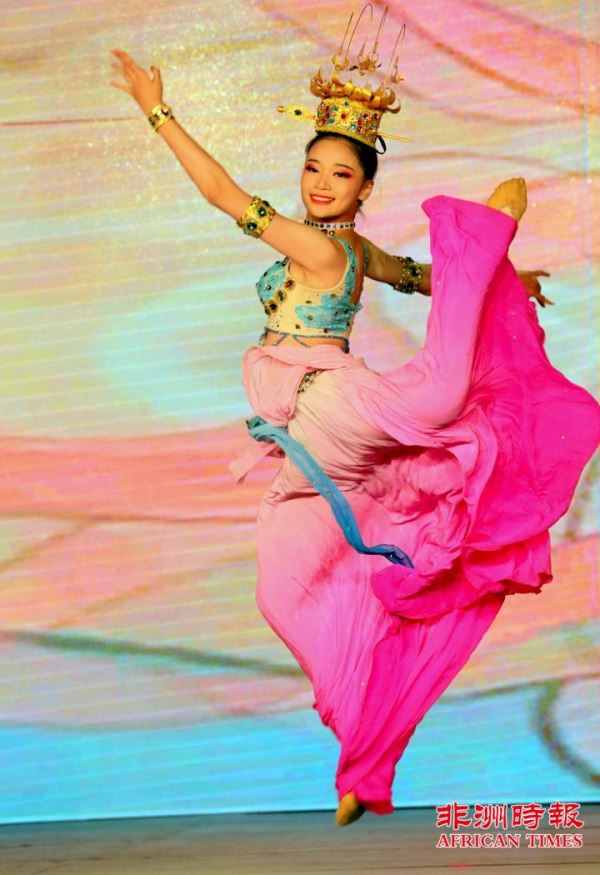 中南大学艺术学院的学生表演民族舞蹈《吉祥飞天》之二