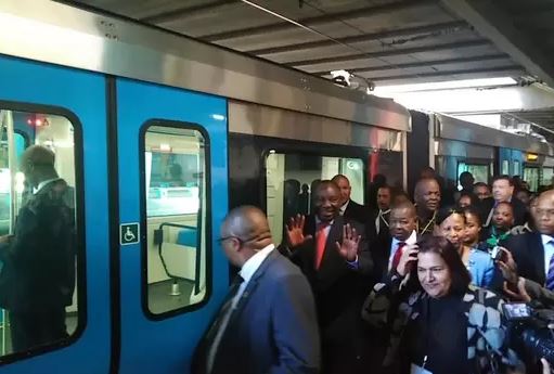 南非总统为新型列车揭牌 反对党却说这只是面子工程
