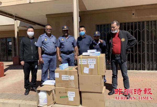 南非三名华人企业家向约堡中央警局捐赠一批防疫物资