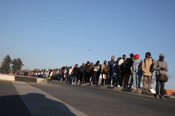中巴罢工第一天：南非百姓“勇敢”步行上班